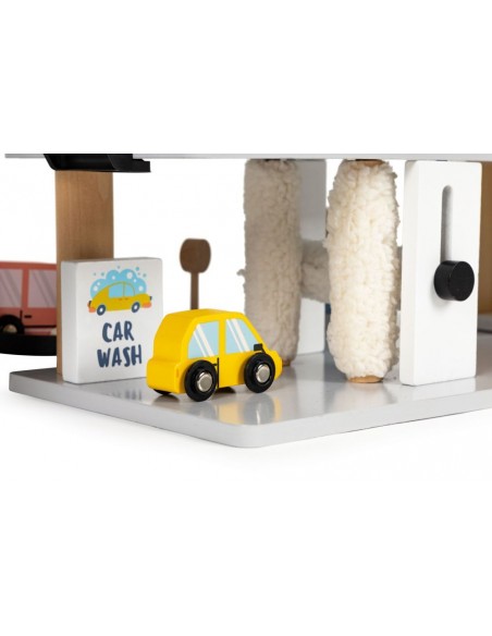 Velika drvena garaža